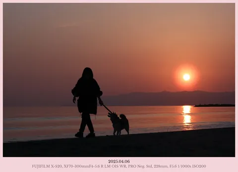 The same photo in a thin pale pink frame